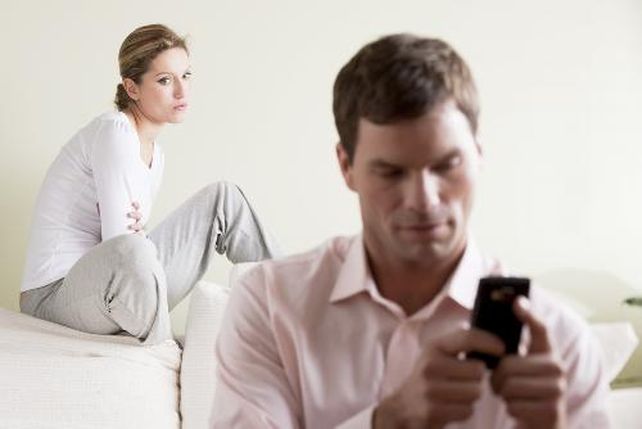 Los hombres que ganan mucho más que sus esposas son más propensos a ser infieles.