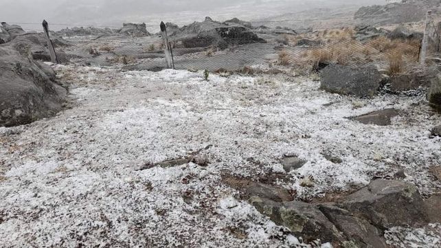 La nieve llegó a Córdoba y a San Luis y el frío extremo se extiende por el país