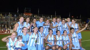 Marien Bianchini (abajo izquierda) con Las Leonas luego de ganar la final contra Holanda en el torneo Cuatro Naciones disputado en 2006.