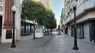 La peatonal Córdoba vacía, una postal del impacto del paro en Rosario.