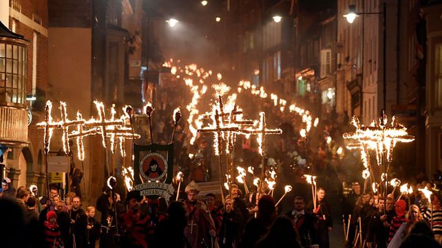 Celebración anual de la noche de la hoguera de Lewes
