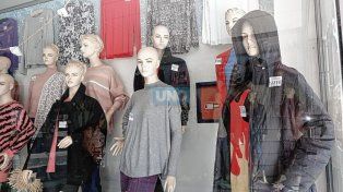 Los comercios de indumentaria ya venden abrigos.
