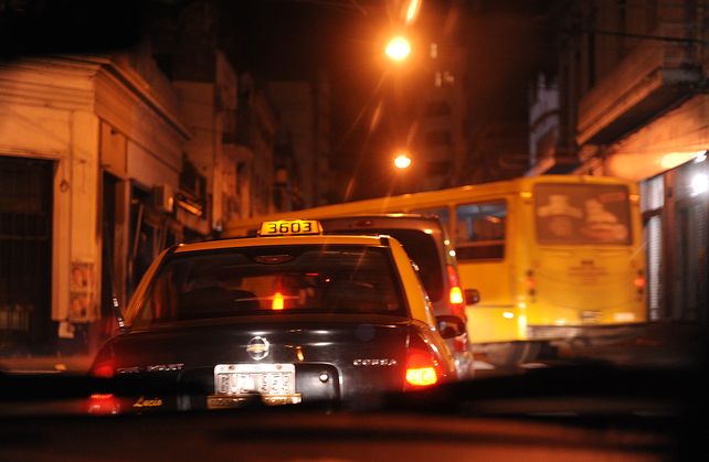 El mercado laboral de los taxistas se achica y eso afecta a los rosarinos que carecen de vehículo propio y necesitan desplazarse de noche.
