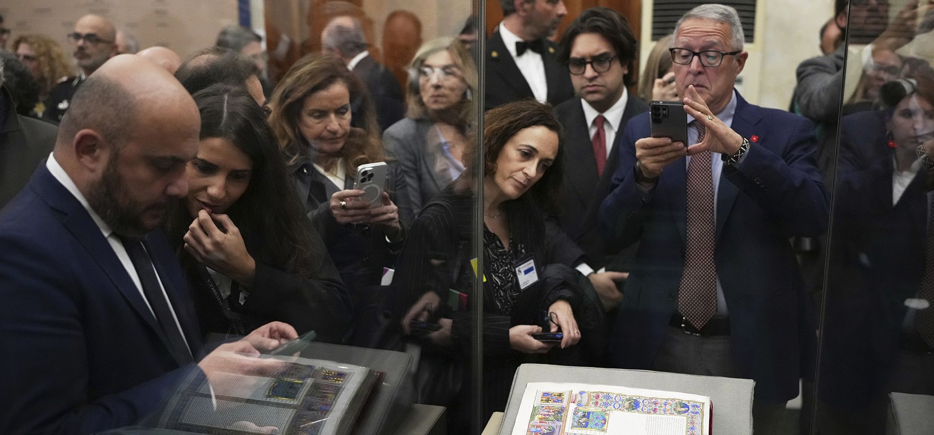 Periodistas observan la Biblia Borso D'Este del siglo XV, compuesta por dos manuscritos iluminados, tras su presentación en el Senado italiano como parte de las celebraciones del Año Santo del Vaticano en Roma, el jueves 13 de noviembre de 2025. (Foto AP/Alessandra Tarantino) Periodistas observan la Biblia Borso D'Este del siglo XV, compuesta por dos manuscritos iluminados, tras su presentación en el Senado italiano como parte de las celebraciones del Año Santo del Vaticano en Roma, el jueves 13 de noviembre de 2025. (Foto AP/Alessandra Tarantino)