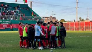 Los jugadores de Aguirre, luego de la eliminación. Dieron todo y se quedaron en los penales.