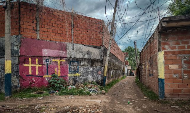 Balaceras en Villa Banana: una bronca territorial que llega a las pintadas de Central y Newells.