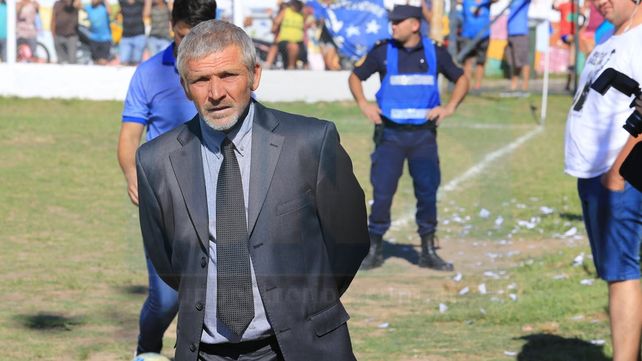 Ricardo Schlotthauer se puso el traje para el debut de Instituto en el Torneo Federal C.&nbsp;Foto&nbsp;UNO&nbsp;Diego Arias