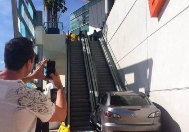 Una mujer perdió el control de su auto e incrustó su vehículo contra una escalera mecánica