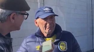 Miguel Ángel Russo a plena emoción con un grupo de personas discapacitadas.