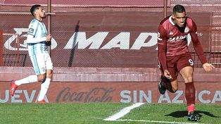 Pepe Sand, el día en el cual celebró los 41 años, convirtió dos goles para el 4-2 de Lanús sobre Atlético Tucumán.