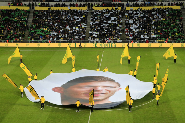 Emotivo homenaje a Emiliano Sala en el partido de Nantes