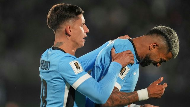 Rodrigo Aguirre festeja el gol de Uruguay. El Loco Bielsa vuelve al Mundial.
