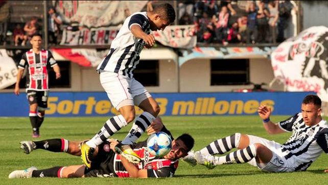 Chacarita quiere desatar el primer festejo en la Superliga