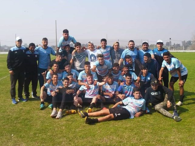 Los pibes. Los planteles de Tercera y Cuarta División de Belgrano que se consagraron campeones del Torneo Apertura de la LPF.&nbsp;
