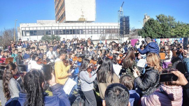 Abrazo simbólico al edificio de Correo Argentino en Santa Fe.