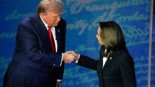 Kamala Harris y Donald Trump dándose la mano antes de comezar el debate