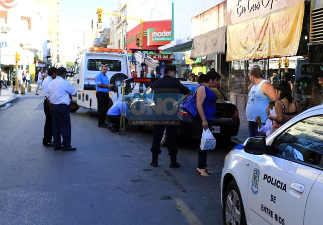 Operativo. El Renault Symbol fue trasladado al depósito municipal; Mariela Aloy fue socorrida por sus compañeros de trabajo.  (Foto UNO/Diego Arias)