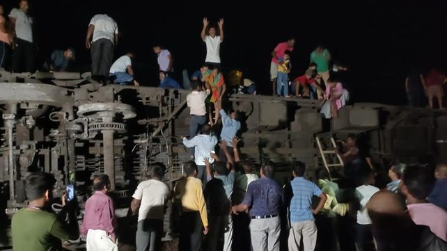 Más de 200 muertos en un choque entre trenes en India