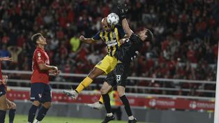La polémica. En el último instante, Quintana carga sobre Rey, que primero le tapó magistralmente el empate a Cervera. La imagen da cuenta de que fue falta del zaguero.