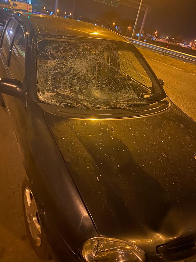 El auto que atropelló a la pareja en Oroño y Circunvalación.