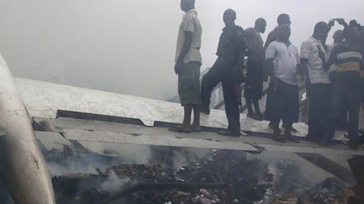 Al menos 150 muertos al caer unavión sobre un edificio en Nigeria