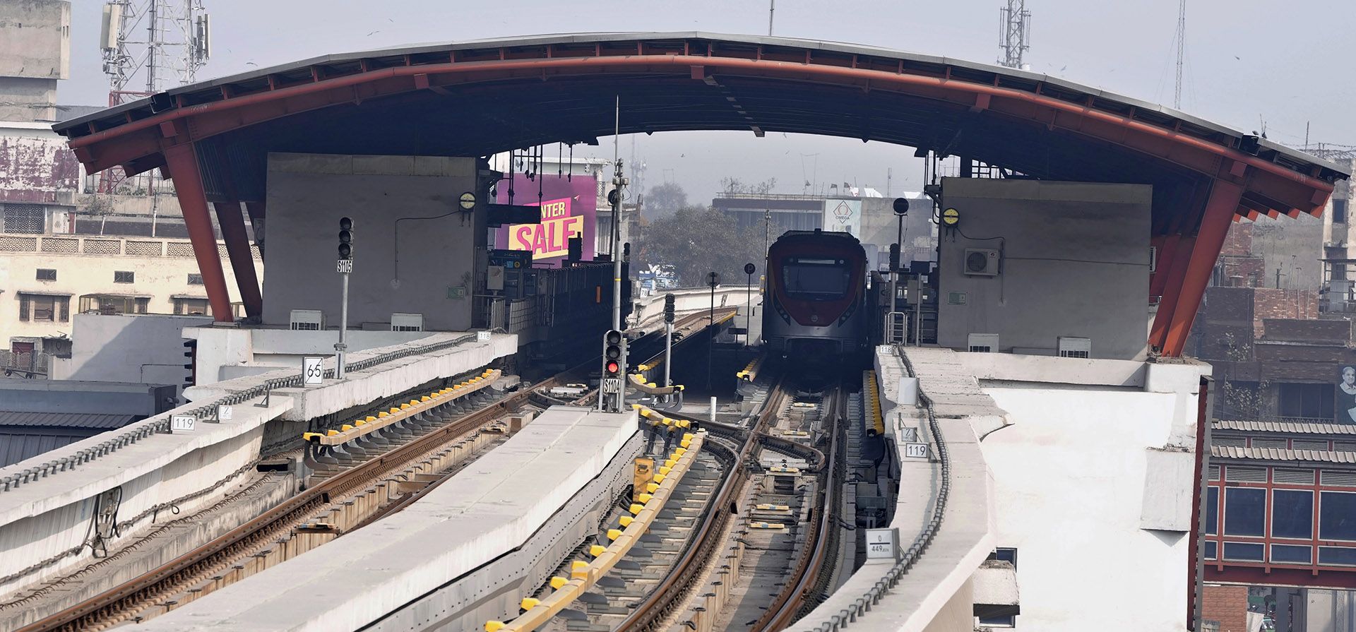 Un tren del metro de la Línea Naranja está estacionado en una estación luego de un corte de energía en todo el país, en Lahore, Pakistán, el lunes 23 de enero de 2023. Gran parte de Pakistán quedó sin electricidad durante varias horas el lunes por la mañana como medida de ahorro de energía por el gobierno. (Foto AP/K.M. Chaudary)