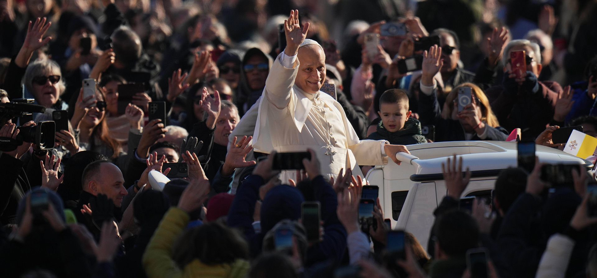 El papa León XIV llega a la Plaza de San Pedro con motivo de la audiencia general semanal en el Vaticano, el miércoles 10 de diciembre de 2025. (Foto AP/Andrew Medichini) El papa León XIV llega a la Plaza de San Pedro con motivo de la audiencia general semanal en el Vaticano, el miércoles 10 de diciembre de 2025. (Foto AP/Andrew Medichini)