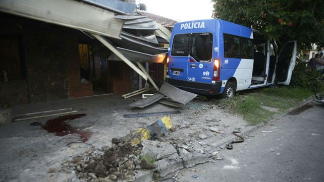La Renault Master de la policía terminó incrustada contra un árbol. En el trayecto atropelló a las víctimas.&nbsp;