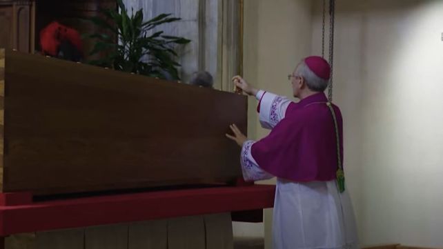 Ceremonia privada: así fue el rito de inhumación del féretro de Francisco en Santa María la Mayor