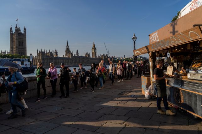 La gente haciendo cola este miércoles para llevarle sus respetos a la reina en Westminster.