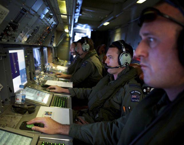 Oficiales de la Fuerza Aérea australiana operando los radares.