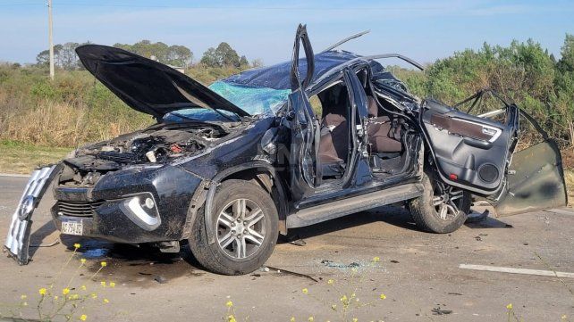 Así quedó la camioneta en la cual se trasladaba el subjefe de la policía de Santa Fe