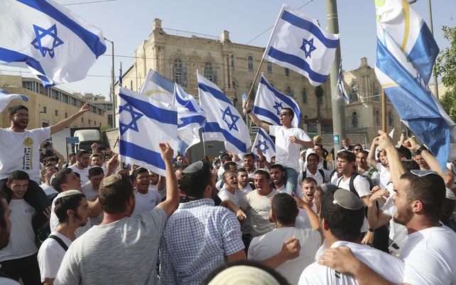 Foto de archivo: israelíes ondean banderas nacionales durante un desfile del Día de Jerusalén