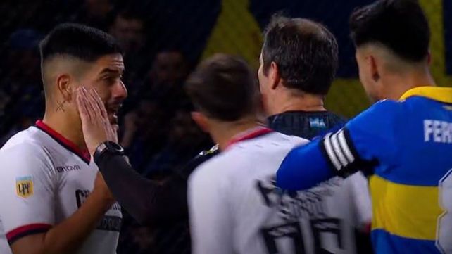 Recalde protesta pero Echenique cobró falta de Ortiz a Velnetini.