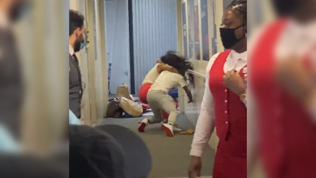 Video: dos mujeres se agarraron a golpes cuando abordaban un avión y todo quedó filmado