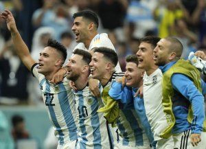 La Scaloneta se dobla, pero no se quiebra, de la mano de Leo Messi y Dibu Martínez