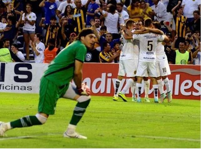 Sobre la hora. Los jugadores de Centtral celebran el gol de Donatti, cuando el partido se moría.