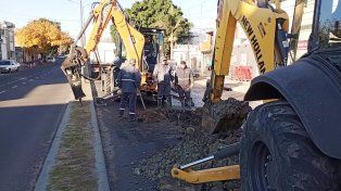 Personal municipal de Paraná repara cañerías de agua potable en las avenidas Ramírez y Almafuerte. Hay reducción de calzadas