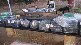 Secuestraron más de 135 kilos de marihuana arrojados desde una embarcación en el río Paraná