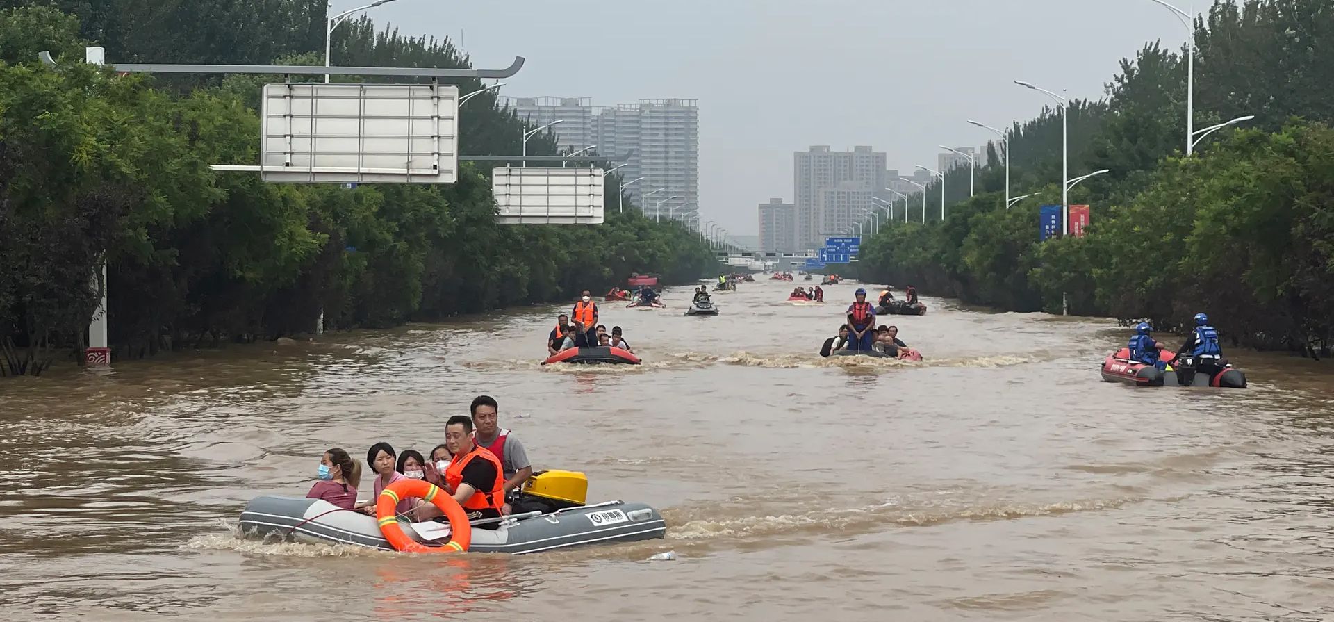 Pekín, China. Los residentes son evacuados a través de las inundaciones en botes de goma en la provincia de Hebei, en el norte de China. Fotografía: Andy Wong/AP Pekín, China. Los residentes son evacuados a través de las inundaciones en botes de goma en la provincia de Hebei, en el norte de China. Fotografía: Andy Wong/AP