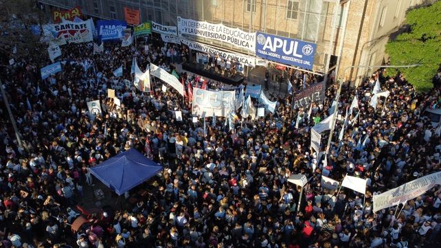 Una multitud de santafesinos se movilizó en defensa de la educación pública: las imágenes