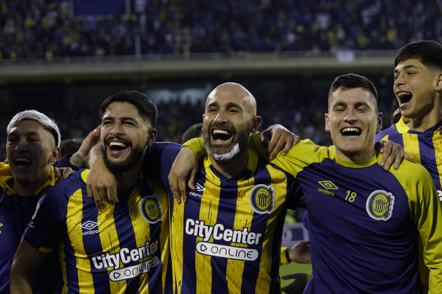 Facundo Mallo y Carlos Quintana festejan el título de Central en la Copa de la Liga 2023.