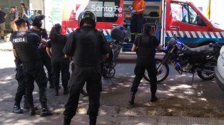 Un delincuente fue herido por un policía de civil que resistió un intento de robo a un portavalores.&nbsp;