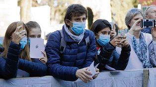 Italia trata de calmar temores por el brote que se cobró 12 vidas