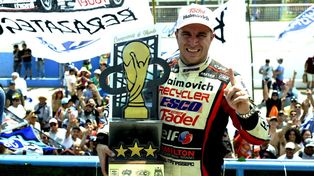 Mariano Werner muestra con orgullo el trofeo ganado en Rafaela, con la copa del mundo.
