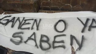 La bandera que se colocó frente a la casa del presidente de Colón, José Vignatti