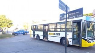 El interno de la línea 14 del transporte urbano de pasajeros en el que viajaba el joven que murió al caer de la unidad.&nbsp;