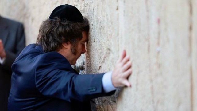 Javier Milei en el Muro de los Lamentos.