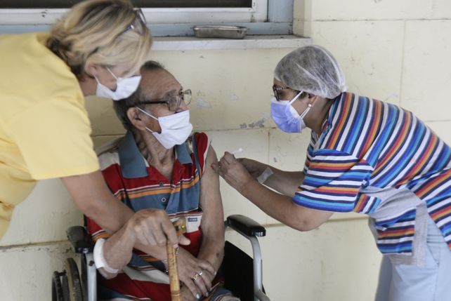 Esta semana comenzó la vacunación de los adultos mayores que residen en geriátricos.
