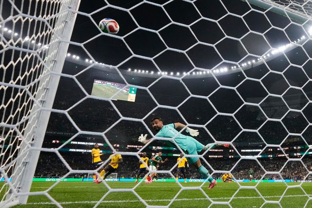 Raúl Jiménez la puso en un ángulo y anotó el 2-0 definitivo de México sobre Ecuador.